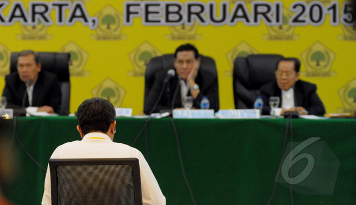 Saksi dari kubu Aburizal Bakrie memberikan keterangan dalam sidang Mahkamah Partai Golkar di DPP Partai Golkar, Jakarta, Rabu (25/2/2015). Sidang ini digelar untuk mendamaikan dua kubu yang berbeda di tubuh Partai Golkar. (Liputan6.com/Andrian M Tunay)