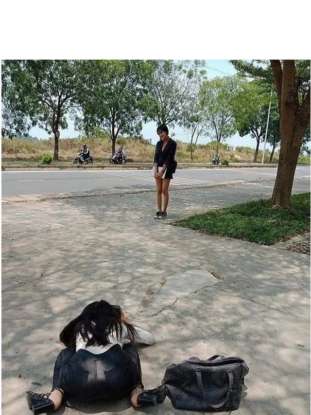 6 Tingkah Jungkir Balik Cewek Saat Bantu Ambil Foto Sahabatnya Ini Penuh Perjuangan