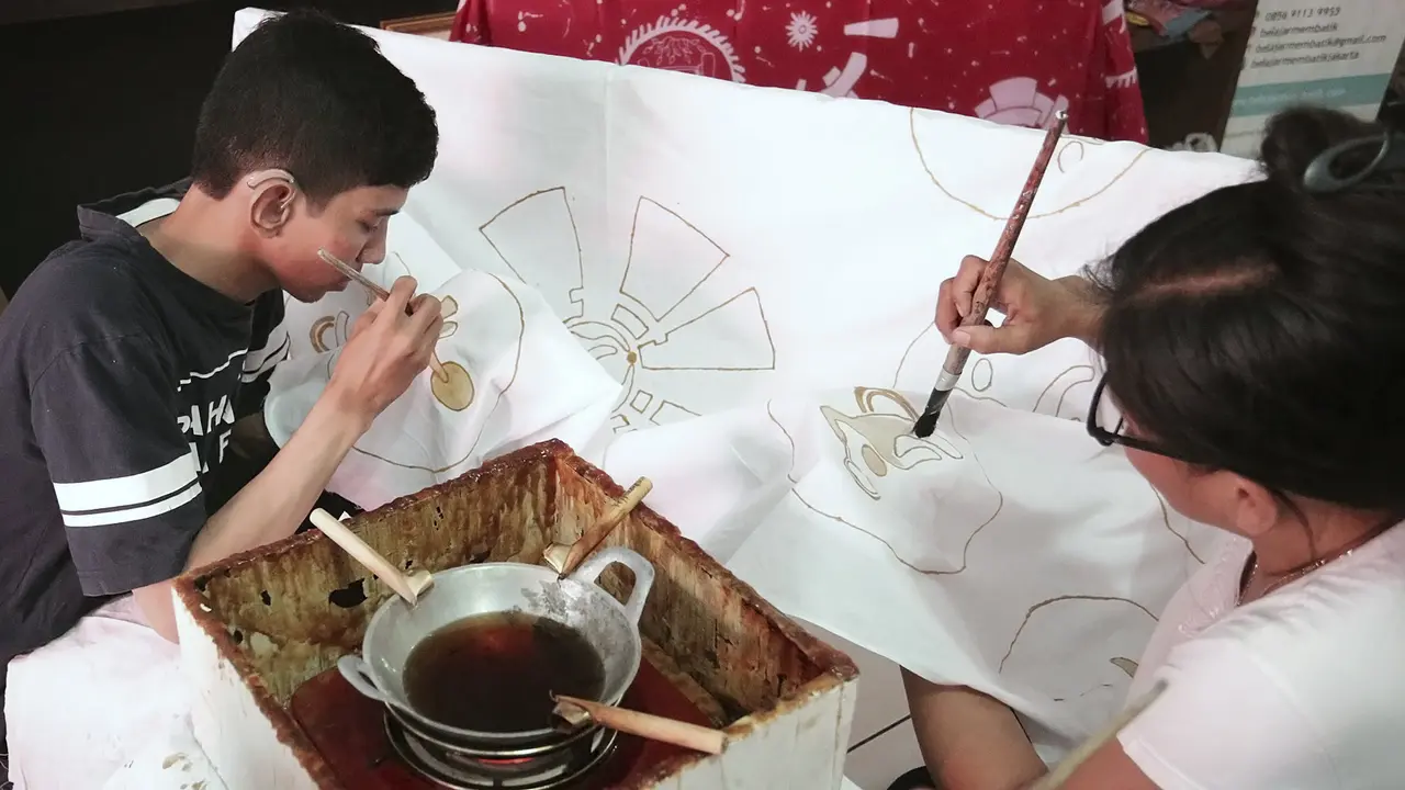 [Fimela] Belajar melestarikan batik dari penyandang disabilitas di Kampoeng Batik Palbatu