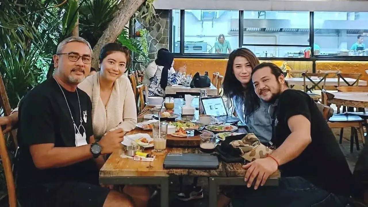5 Potret Kompak Ramon Y Tungka dan Qory Sandioriva Bersama Pasangan