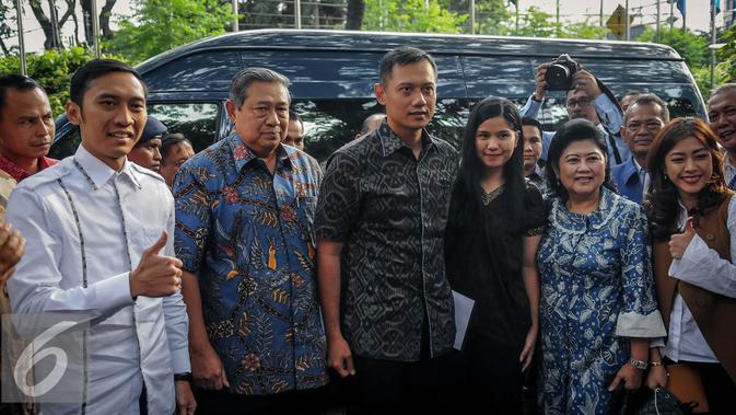 Ki-ka: Edhie Baskoro Yudhoyono, SBY, Agus Harimurti Yudhoyono, Annisa Pohan dan Ani Yudhoyono berpose saat tiba di Wisma Proklamasi, Jakarta, Jumat (23/9). (Liputan6.com/Faizal Fanani)