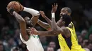 Pebasket Boston Celtics, Jaylen Brown, berusaha melewati kepungan pebasket Indiana Pacers  pada laga NBA di TD Garden, Boston, Kamis (10/1). Celtics berhasil menang 135-108 atas Pacers. (AP/Charles Krupa)