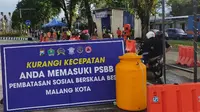Bantuan sosial warga terdampak pandemi Corona Covid-19 tak kunjung disalurkan meski Pembatasan Sosial Berskala Besar atau PSBB di Malang Raya sudah diterapkan (Liputan6.com
