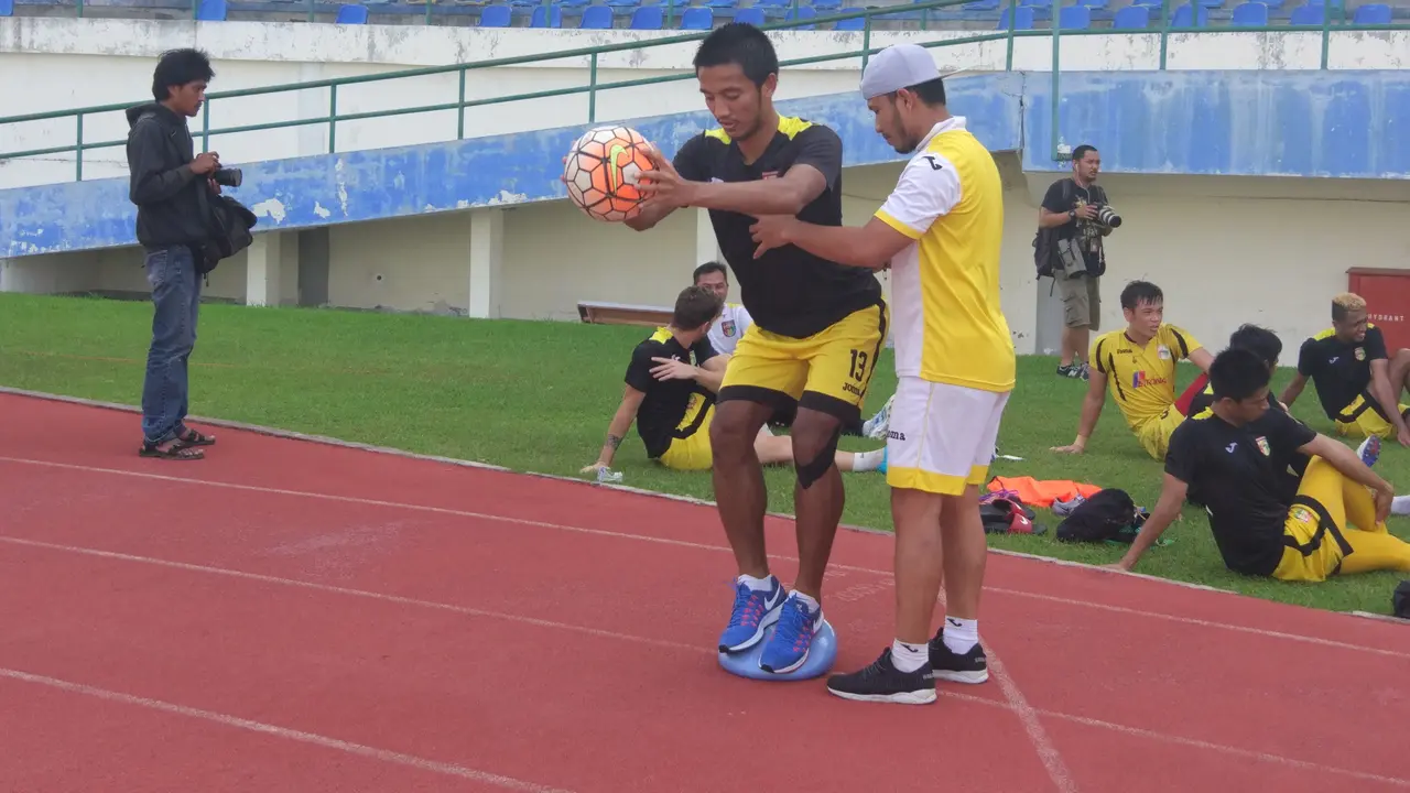 Cedera, gelandang Mitra Kukar Bayu Pradana tidak bisa menghadapi Persib Bandung di 8 besar Piala Presiden. Dia harus menjalani latihan terpisah. 