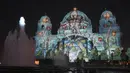 Katedral Berlin diterangi pada malam pembukaan resmi Festival Cahaya di Berlin, Jerman, Kamis (2/9/2021). Landmark dan bangunan paling terkenal di Berlin akan bersinar dan berkilau dengan berbagai warna dan jenis cahaya serta proyeksi dan kembang api selama Festival Cahaya. (AP Photo/Michael Sohn)