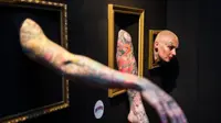 Galeri ini memamerkan manusia hidup dengan badan penuh tato sebagai pemikat.