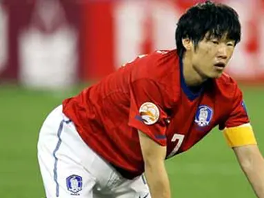 Ekspresi kapten Korsel Park Ji-Sung di laga semifinal Piala Asia 2011 melawan Jepang di Al-Gharafa Stadium, Doha, 25 Januari 2011. Korsel kalah 0-3 lewat adu penalti. AFP PHOTO / KARIM JAAFAR 