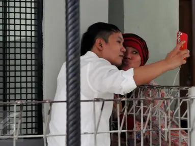 Dorce Gamalama berpose bersama Hengky Kawilarang jelang sidang lanjutan di Pengadilan Negeri Jakarta Selatan, Kamis (23/7/2015). Hengky terlibat penggelapan arisan dengan korban Jeng Ana (Liputan6.com/ Panji Diksana)