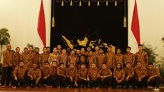 Presiden Joko Widodo foto bersama punggawa dan ofisial Persib Bandung usai mengadakan ramah tamah di Istana Negara, Jakarta, Senin (19/10/2015). (Bola.com/Vitalis Yogi Trisna)