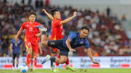 Duel keras terjadi pada pertandingan Timnas Vietnam melawan Thailand U-22 pada final cabang olahraga sepak bola putra SEA Games 2025 yang berlangsung di Stadion Rajamangala, Bangkok, Thailand, Kamis (18/12/2025). (Bola.com/Bagaskara Lazuardi)