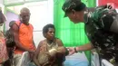 Panglima TNI Marsekal TNI Hadi Tjahjanto berbincang dengan orang tua dari salah satu anak penderita campak ketika mengunjungi RSUD Agats dan Posko Satgas Kesehatan TNI KLB, Kabupaten Asmat, Papua, Kamis (1/2). (Liputan6.com/Pool/Puspen TNI)