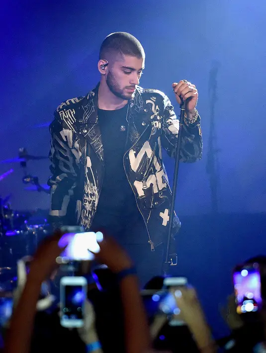 Dikutip dari Aceshowbizz, malang naas nasib fans wanita yang terjatuh ditengah desakan ribuan para penggemar yang memenuhi New York, Amerika Serikat dalam rangka launching album 'Mine Of Mine'. (AFP/Bintang.com)