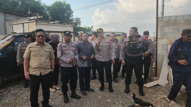 Komisioner Kompolnas Choirul Anam dan Supardi Hamid, bersama Kapolres Metro Depok, Kombes Abdul Waras mendatangi lokasi penangkapan ketua ormas dan pembakaran mobil kepolisian di Jalan Dahlan, Cimanggis, Depok. (Liputan6.com/Dicky Agung Prihanto)