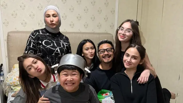 Geng Mermaid Syifa Hadju hingga Rebecca Klopper saat Beri Kejutan Ulang Tahun Ferry Maryadi ke-51. [@kangferrymaryadi]
