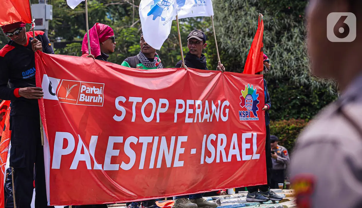 Dalam aksinya mereka mendesak agar perang Hamas dan Israel segera dihentikan. (Liputan6.com/Faizal Fanani)