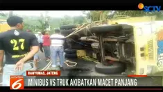 Posisi truk yang sebagian berada di ruas jalan praktis menyebabkan arus lalu lintas tersendat.