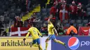 Penyerang Swedia, Zlatan Ibrahimovic, merayakan gol yang dicetaknya ke gawang Denmark pada laga play-off Piala Eropa 2016 di Friends Arena, Swedia, Minggu (15/11/2015) dini hari WIB. Swedia berhasil menang 2-1. (AFP Photo/Jonathan Nackstrand)