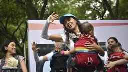 Sejumlah ibu-ibu yang membawa anak mereka untuk mengikuti festival menyusui "Big latch On" yang diadakan di Bonatic Garden of the Chapultepec Park di Mexico City, Meksiko (5/8). (AFP Photo/Yuri Cotez)
