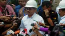Menteri ESDM Sudirman Said menjawab pertanyaan wartawan saat blusukan ke Stasiun Pengisian Bahan Bakar Gas (SPBG) di Lebak Bulus, Jakarta, Selasa (3/3/2015). (Liputan6.com/Yoppy Renato)