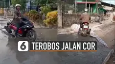 Tampak cor yang masih basah tersebut dilintasi begitu saja hingga meninggalkan jejak ban.