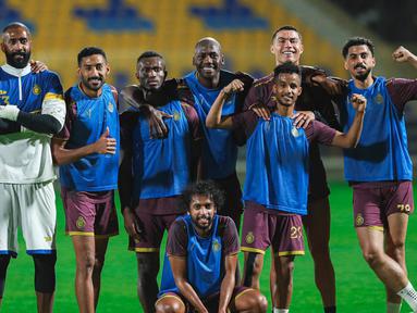 Pemain Al Nassr, Cristiano Ronaldo, dan rekan satu timnya berpose saat menjalani latihan bersama jelang menghadapi Al Khaleej di Liga Arab Saudi 2022/2023. (Twitter/Al Nassr FC)