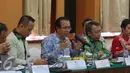 Anggota KEIN‎ Benny Pasaribu (tengah) mengatakan perkembangan ekonomi ke depan tidak akan lepas dari unsur teknologi, Jakarta, Kamis (6/10). Indonesia perlu memiliki sebuah roadmap dalam bidang industri kreatif dan digital. (Liputan6.com/Angga Yuniar)