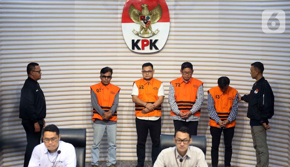 KPK menjerat empat tersangka ini dengan pasal yang berbeda. Tampak dalam foto, Mendra SB; Anggota Dewan Perwakilan Rakyat Daerah (DPRD) Kabupaten Ogan Komering Ulu periode 2024-2029, Robi Vertigo; Wakil Ketua Dewan Perwakilan Rakyat Daerah (DPRD) Kabupaten Ogan Komering Ulu periode 2024-2029, Parwanto; dan Ahmat Thoha (memakai rompi tahanan dari kiri ke kanan) saat mengikuti rilis penetapan penahanan di Gedung Merah Putih Komisi Pemberantasan Korupsi (KPK), Jakarta, Kamis 20 November 2025. (Liputan6.com/Helmi Fithriansyah)