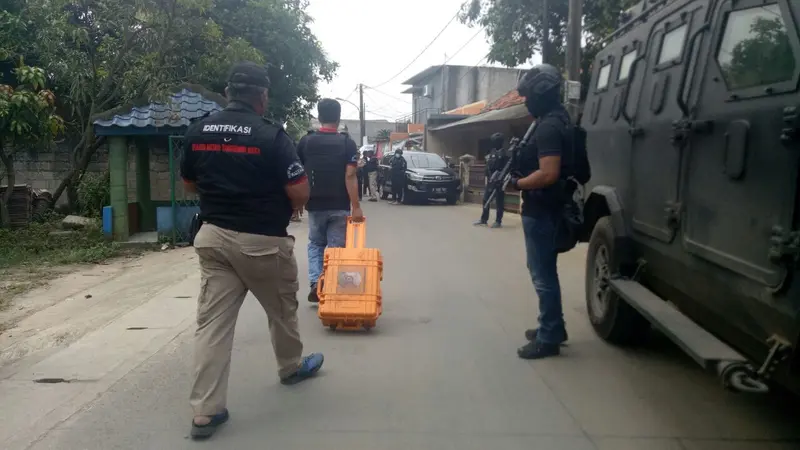 Lokasi penggerebekan teroris di Jalan Gembong Raya, Kunciran Kota Tangerang, Rabu (16/5/2018). (Liputan6.com/Pramita Tristiawati)