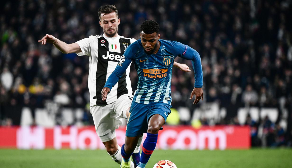 Gelandang Atl Madrid, Thomas Lemar Selebrasi Cristiano Ronaldo pada laga kedua, babak 16 besar Liga Champions yang berlangsung di Stadion Allianz, Turin, Rabu (13/3). Juventus menang 3-0 atas Atl Madrid. (AFP/Filippo Monteforte)