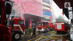 Tahap pendinginan untuk memastikan tidak ada lagi titik api yang tersisa di dalam gedung dan menghindari potensi api kembali menyala. (Liputan6.com/Angga Yuniar)