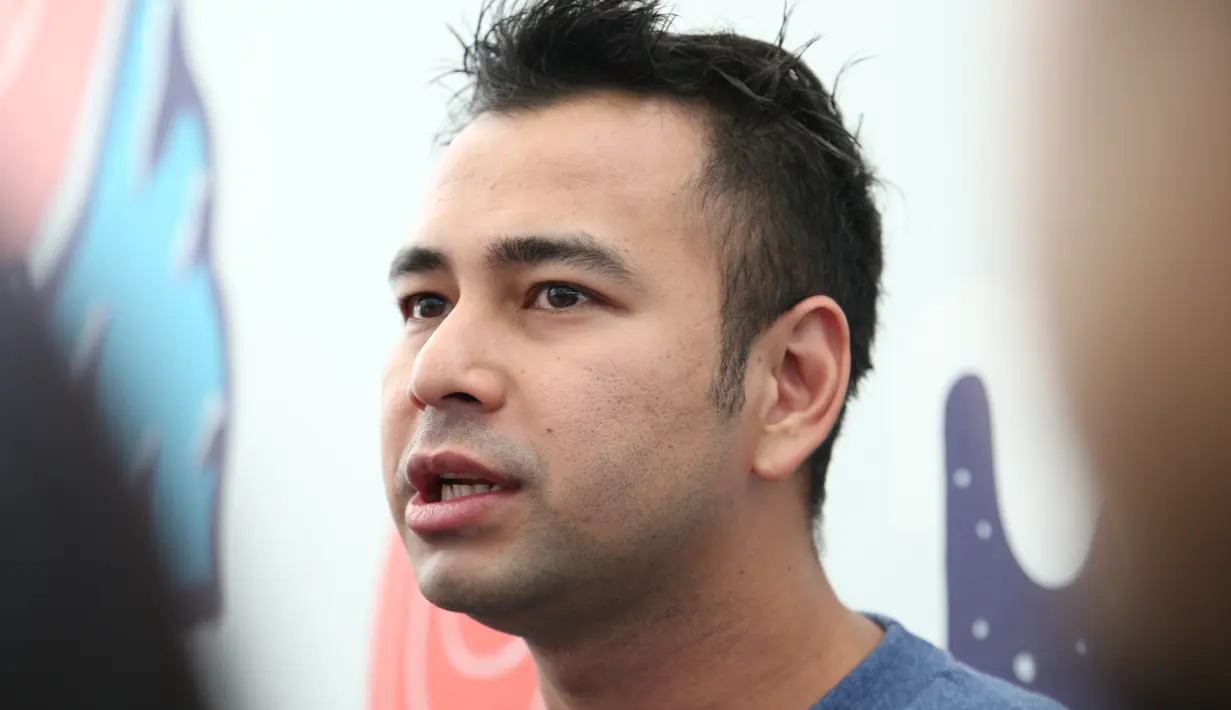 "Tapi kan Alhamdulillah istri saya Nagita sudah memahami itu kerjaan saya. Tapi kalau melihat anak saya atau orang tua kita yang engga salah apa-apa menurut saya ya miris sekali," lanjutnya. (Nurwahyunan/Bintang.com)