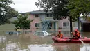 Tim SAR menggunakan perahu karet mencari warga yang terjebak banjir di San Jose, California, Selasa (21/2). Banjir terjadi akibat meluapnya Sungai Coyote Creek yang tidak mampu menampung debit air setelah hujan lebat. (AP Photo/Marcio Jose Sanchez)
