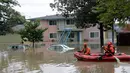 Tim SAR menggunakan perahu karet mencari warga yang terjebak banjir di San Jose, California, Selasa (21/2). Banjir terjadi akibat meluapnya Sungai Coyote Creek yang tidak mampu menampung debit air setelah hujan lebat. (AP Photo/Marcio Jose Sanchez)