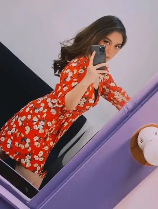 "Kalau orangtua juga nggak nuntut. Aku kan di dunia entertainment dan aku harus bisa menyelesaikan pendidikan aku sebaik mungkin," ujar Nabilah Ayu. (Instagram/nblh.ayu)