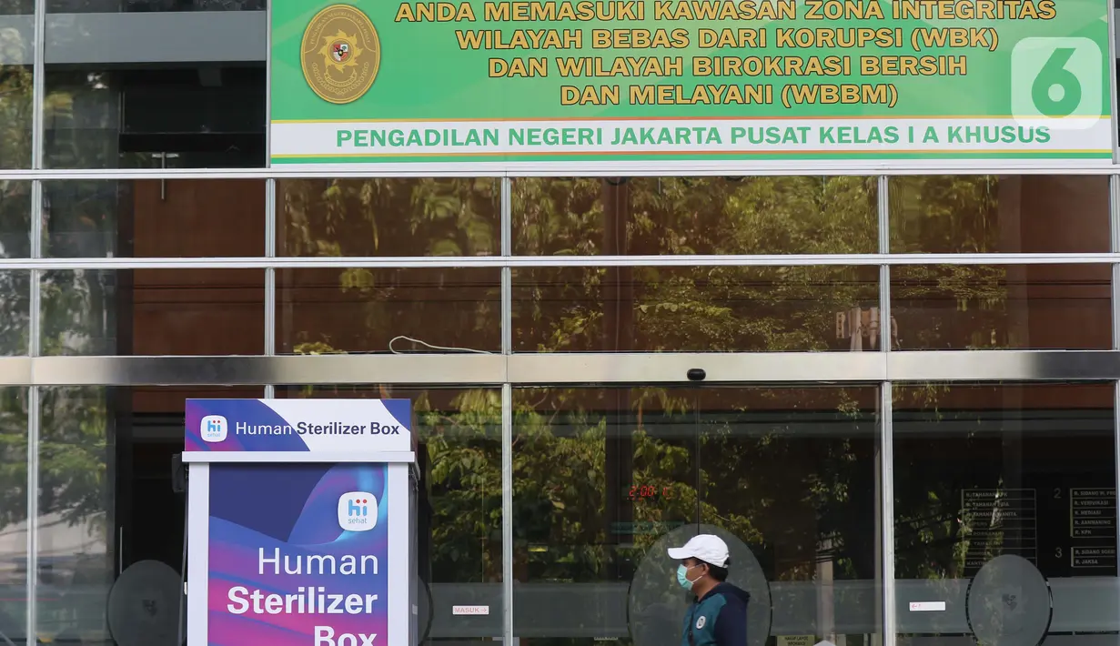 Petugas keamanan mengecek lobby Pengadilan Negeri Jakarta Pusat, Rabu (7/10/2020). Pengadilan Negeri Jakarta Pusat menghentikan aktivitas selama tiga hari terhitung Rabu 7 Oktober hingga 9 Oktober 2020 karena adanya hasil tes pegawai yang reaktif COVID-19. (Liputan6.com/Helmi Fithriansyah)