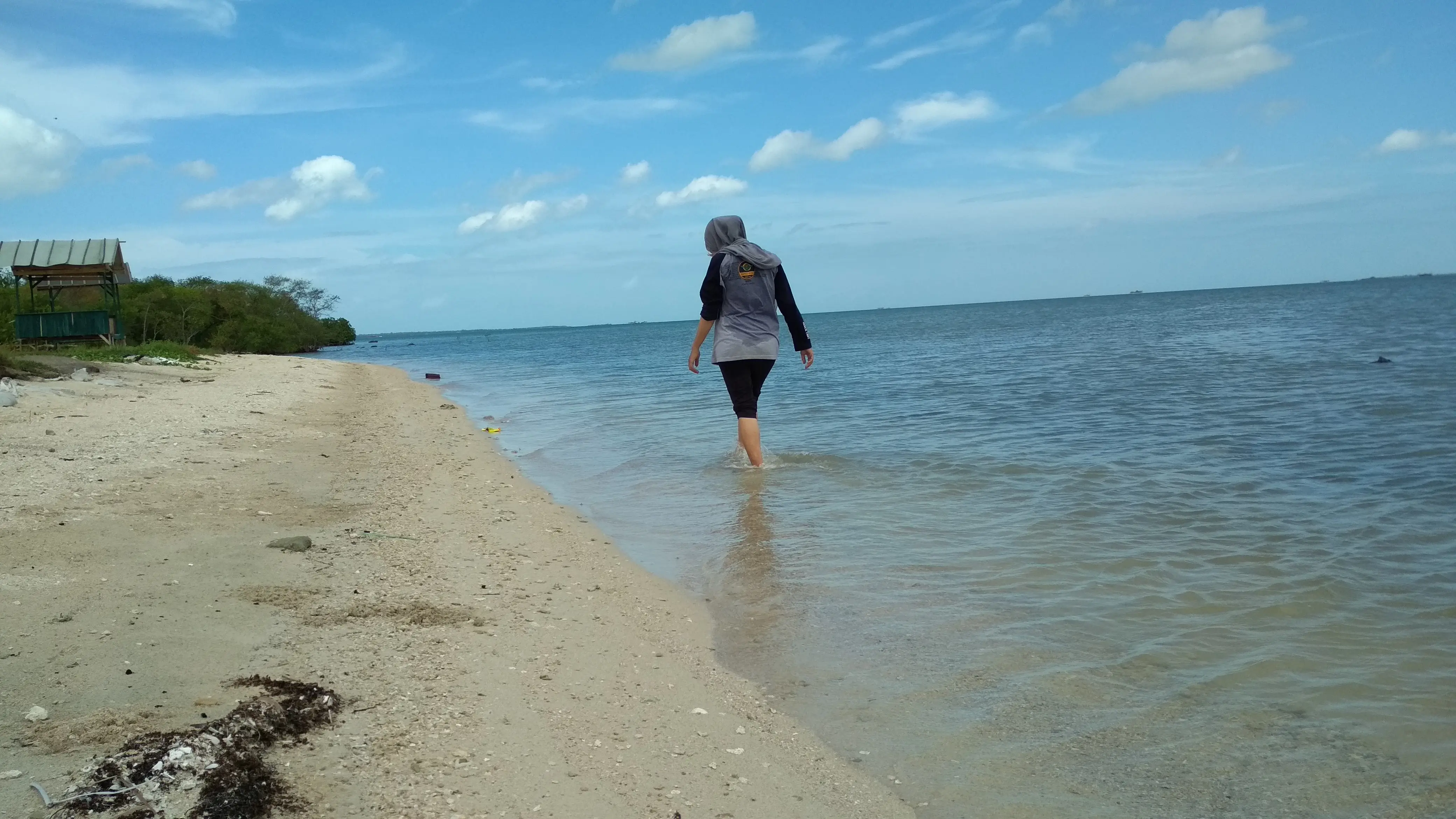 Pengunjung menikmati suasana Pulau Lima yang indah (Liputan6.com / Nefri Inge)