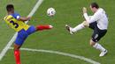 Wayne Rooney berebut bola dengan pemain Ekuador, Ivan Hurtado pada laga Piala Dunia di Stadion Gottlieb-Daimler, Jerman, Minggu (25/6/2006). (AFP Photo/Roberto Schmidt)