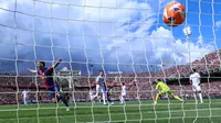 Pemain Barcelona, Ferran Torres (kiri) merayakan gol yang dicetak oleh Raphinha (tidak tampah) ke gawang Real Madrid dalam laga lanjutan Liga Spanyol 2024/2025 di Estadi Olimpic Lluis Companys, Barcelona, Spanyol, Minggu (11/05/2025) waktu setempat. (AFP/Lluis Gene)