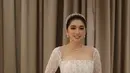 Rambutnya disanggul updo tanpa poni. Serta dihias dengan tiara warna silver. Membuat Angel Karamoy tampil bak putri. [@realangelkaramoy]
