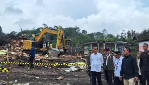 Presiden Jokowi meninjau lokasi banjir lahar dingin di Nagari Bukik Batabuah, Kabupaten Agam, Sumatera Barat, Selasa (21/5/2024). (Liputan6.com/ Lizsa Egeham)