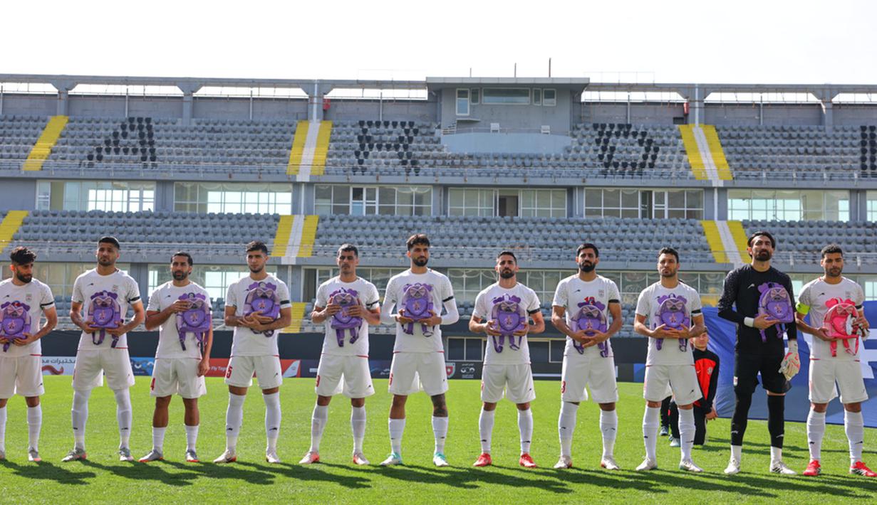 Para pemain timnas Iran melakukan aksi simbolis dengan membawa tas sekolah sebelum melakoni laga uji coba melawan Nigeria di Stadion Corendon Airlines Park, Antalya, Turki, Jum’at, 27 Maret 2026. (AP Photo/Riza Ozel)