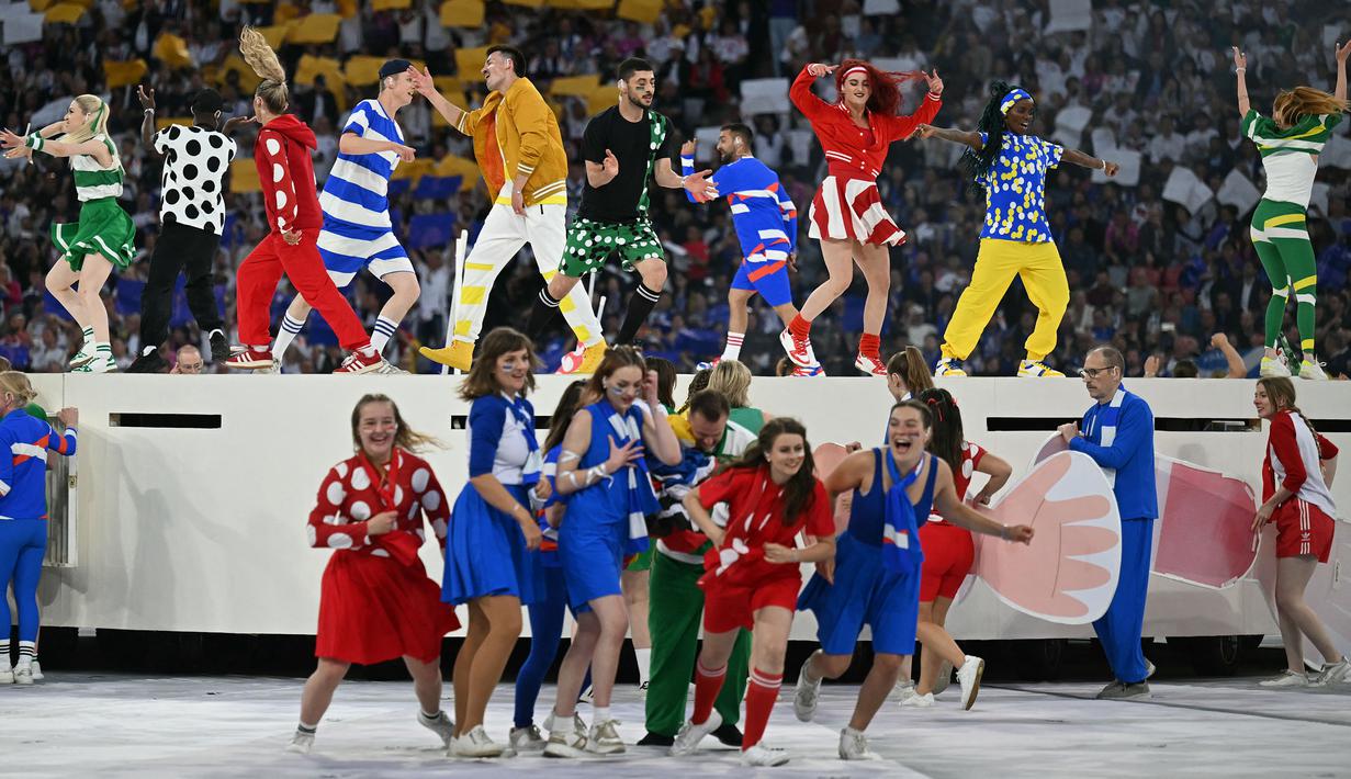 Penampilan sejumlah penari dalam upacara pembukaan Euro 2024 yang berlangsung di Allianz Arena, Munchen, Jerman, Sabtu (15/06/2024) WIB. (AFP/Fabrice Coffrini)