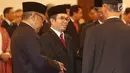 Kepala Dewan Pengarah dan Kepala Unit Kerja Presiden bidang Pembinaan Ideologi Pancasila (UKP-PIP) Yudi Latif berbincang dengan sejumlah anggota saat pelantikan di Istana Negara, Jakarta, Rabu (7/6). (Liputan6.com)