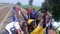 Kakek yang tersambar kereta lewat di Karawang diduga tak mendengar kereta api lewat. (Liputan6.com/Abramena)