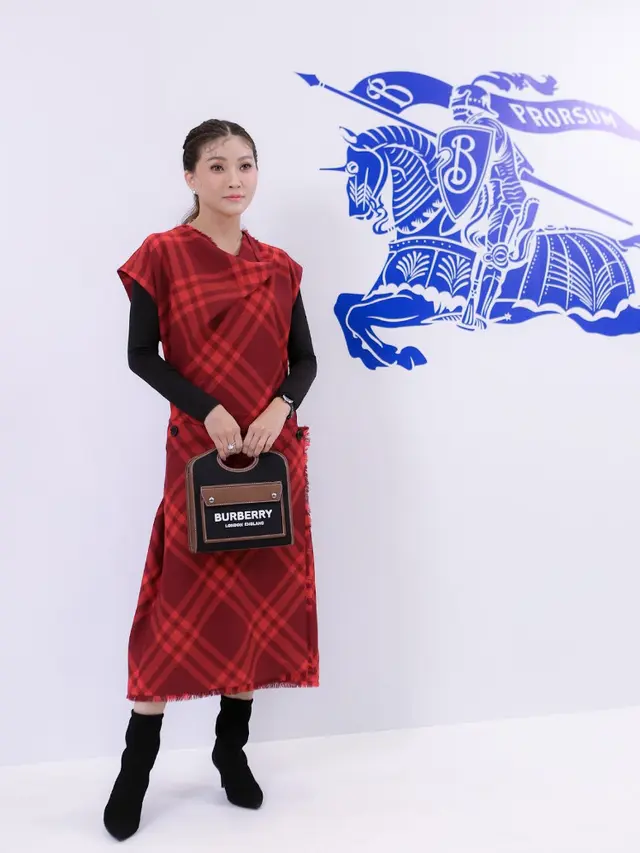 Gaya Artis Kenakan Tas Dari Brand yang Sama. [Daniel Kampua/Fimela]