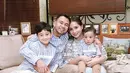Warna biru juga jadi tema baju seragam Lebaran keluarga Raffi Ahmad dan Nagita. Beserta kedua putra tampannya. [Foto: @lacebyartkea]