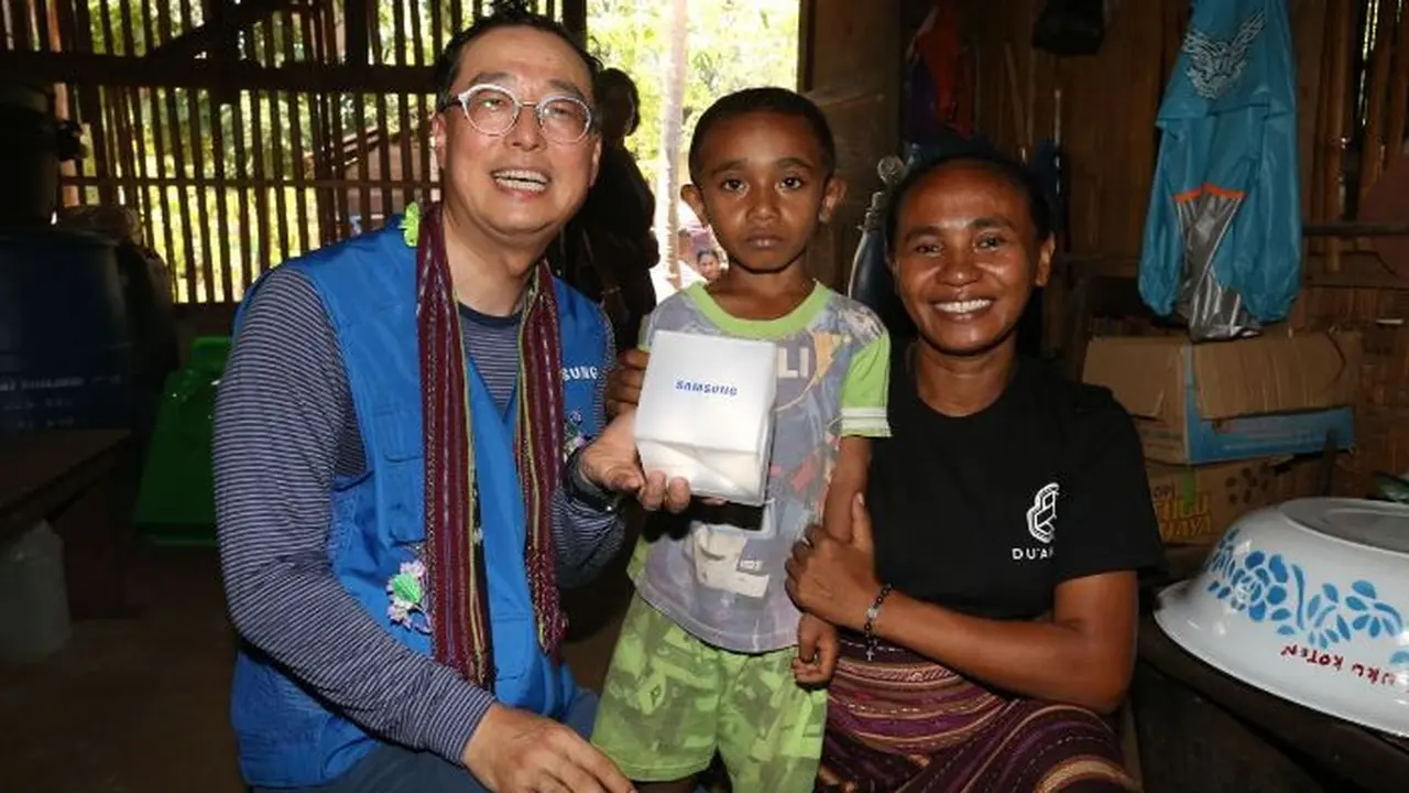 Samsung donasikan 1500 Lentera Tenaga Surya untuk Flores Timur (SEI)