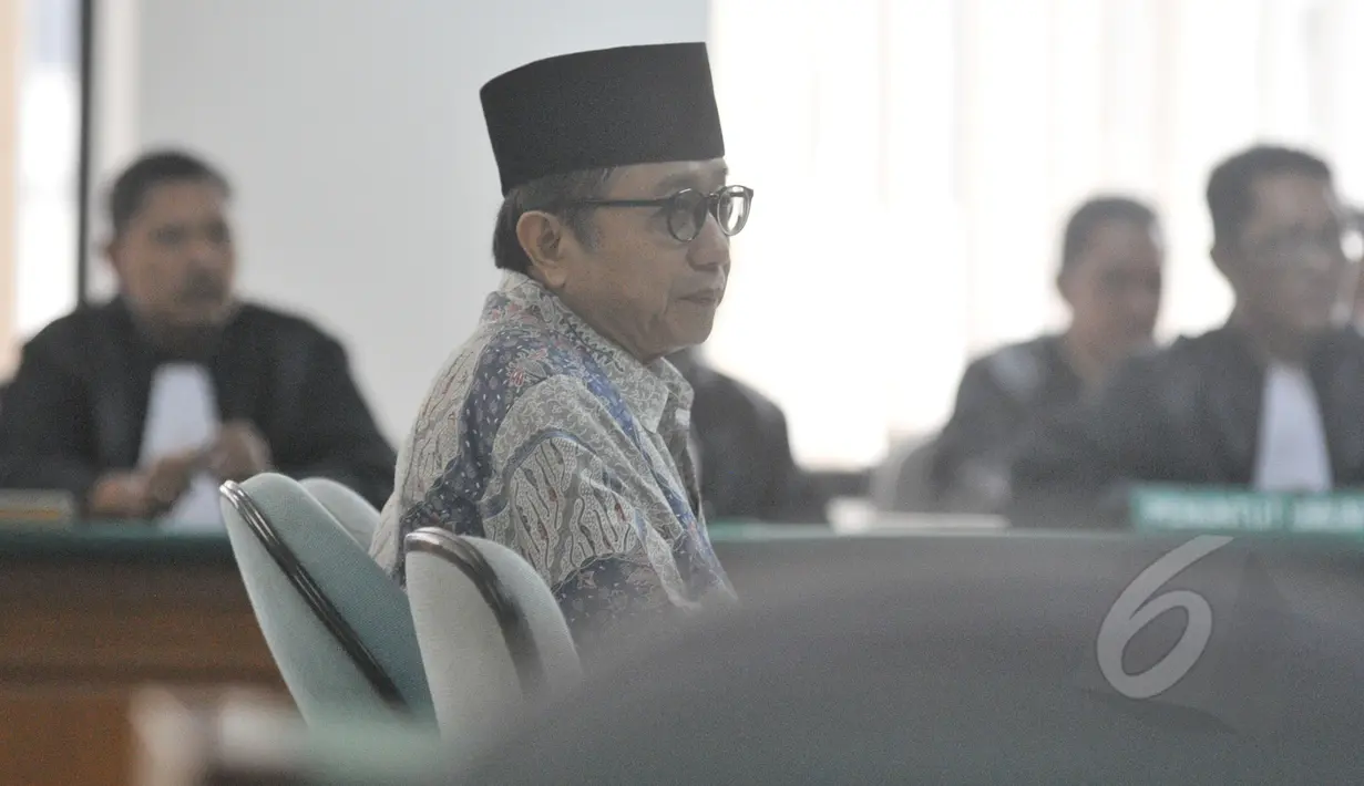 Waryono Karno mendengarkan hakim saat sidang dengan agenda tanggapan jaksa penuntut umum (JPU) KPK atas nota keberatan atau eksepsi terdakwa di Pengadilan Tipikor, Jakarta, Senin (18/5/2015). (Liputan6.com/Herman Zakharia)