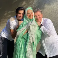 Saat merayakan Idul Adha tahun lalu, Maudy juga mengenakan busana muslim. Kompak bersama putra dan suaminya. (Instagram/maudykoesnaedi).