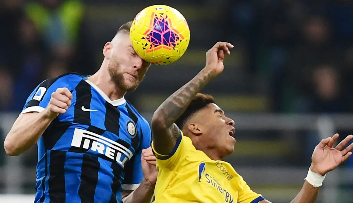 Milan Skriniar - Pemain asal Slovakia itu menjelma menjadi salah satu bek tangguh di Liga Italia. Keberhasilan I Nerazzurri meraih Scudetto musim lalu tak lepas dari perannya dalam menjaga pertahanan Inter Milan. (AFP/Miguel Medina)
